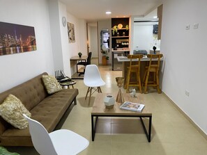 Standard Apartment, 1 Queen Bed with Sofa bed, Kitchen | Living area | 43-inch Smart TV with digital channels, heated floors - Praia Apartaestudios (Sabaneta)