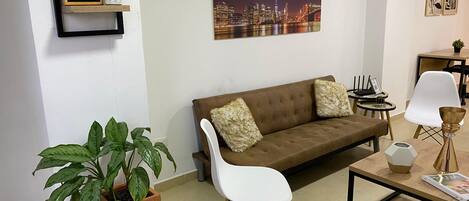 Departamento estándar, 1 cama Queen size y sofá cama, cocina | Área de sala de estar | Smart TV de 43 pulgadas con canales digitales y piso con calefacción