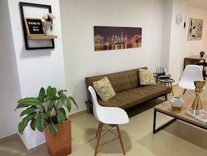 Standard-Apartment, 1 Queen-Bett und Schlafsofa, Küche | Wohnbereich | 43-Zoll-Smart-TV mit Digitalempfang, Fußbodenheizung