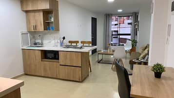 Departamento estándar, 1 cama Queen size y sofá cama, cocina | Cocina privada | Frigobar, microondas, parrilla de estufa y cafetera y tetera