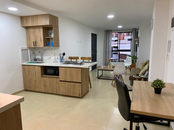 Departamento estándar, 1 cama Queen size y sofá cama, cocina | Cocina privada | Frigobar, microondas, parrilla de estufa y cafetera y tetera 