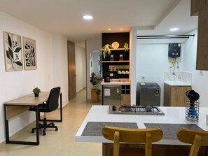 Departamento estándar, 1 cama Queen size y sofá cama, cocina | Cocina privada | Frigobar, microondas, parrilla de estufa y cafetera y tetera 