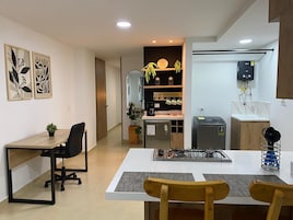 Frigobar, microondas, placa de cocina, cafetera/tetera