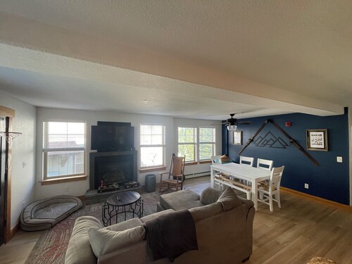 Relaxing Dog-Friendly Condo in the Mountains!