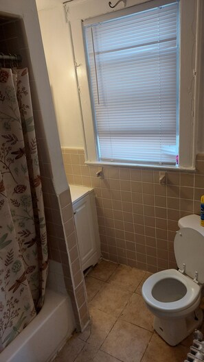 Bathroom - Great getaway to a Relaxing comfortable place to enjoy ! (Newark)