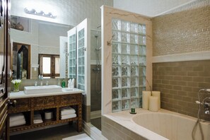 Loft 5 | Bagno | Doccia, soffione a pioggia, asciugacapelli, accappatoio