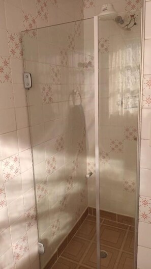 提供毛巾、番梘、洗頭水、廁紙