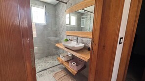 Regadera, toallas, jabón, papel de baño 
