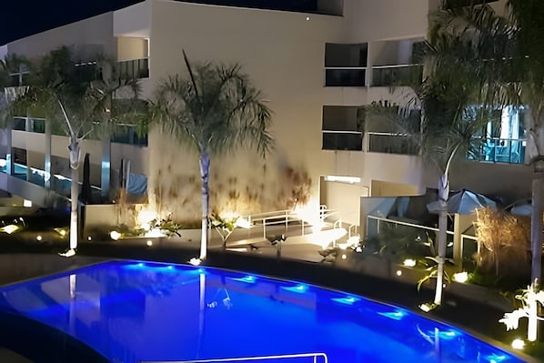 Apartamento conforto | Piscina | Piscina externa, guarda-sóis, espreguiçadeiras