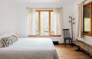 3 bedrooms, desk, iron/ironing board, travel crib