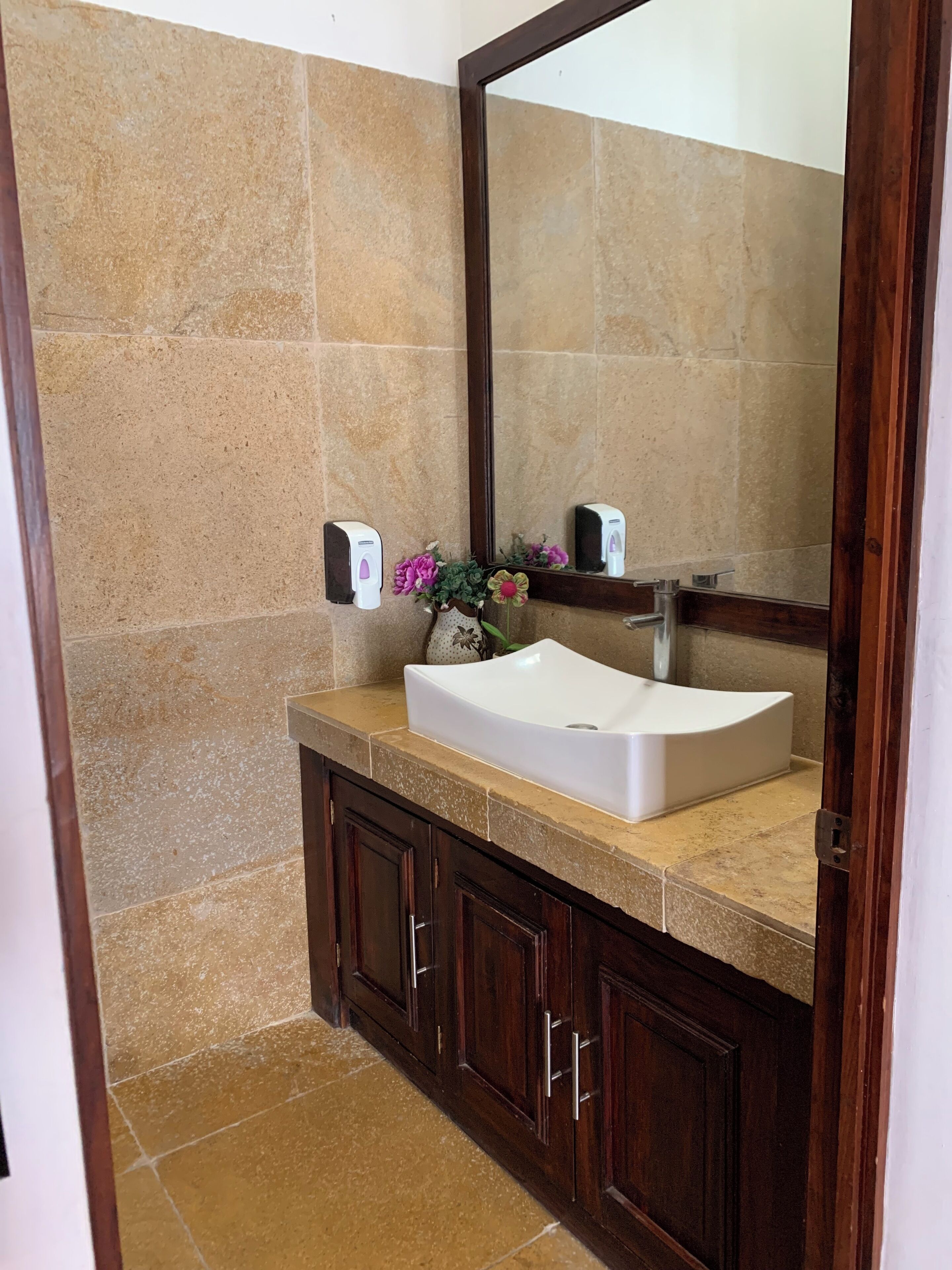 トラディショナル ルーム ベッド (複数台) コートヤードビュー | バスルーム | シャワー、タオル、石鹸、シャンプー