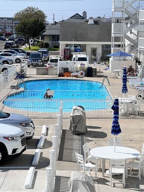 Een buitenzwembad, een verwarmd zwembad