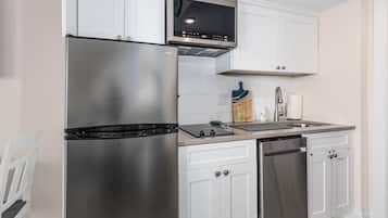 Réfrigérateur, micro-ondes, plaque de cuisson, lave-vaisselle