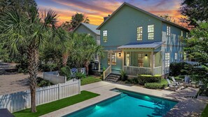 A heated pool - Houdini by the Sea! Heated Pool and Newly Landscaped Pool Area | Walk to Beaches and Village Area (Saint Simons Island)