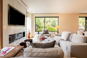 Fernseher, Kamin, Tischfußball