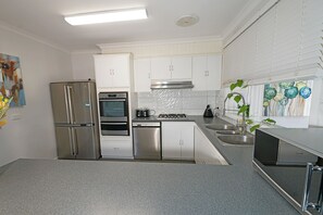 ファミリー ハウス | 専用キッチン | 大型冷蔵庫、電子レンジ、オーブン、食器洗い機