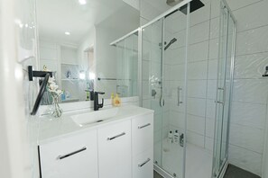 Family House | Bathroom - Bayside 4-BRM Home near Mentone (Parkdale)