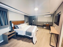 Minibar, caja de seguridad en la habitación y escritorio 