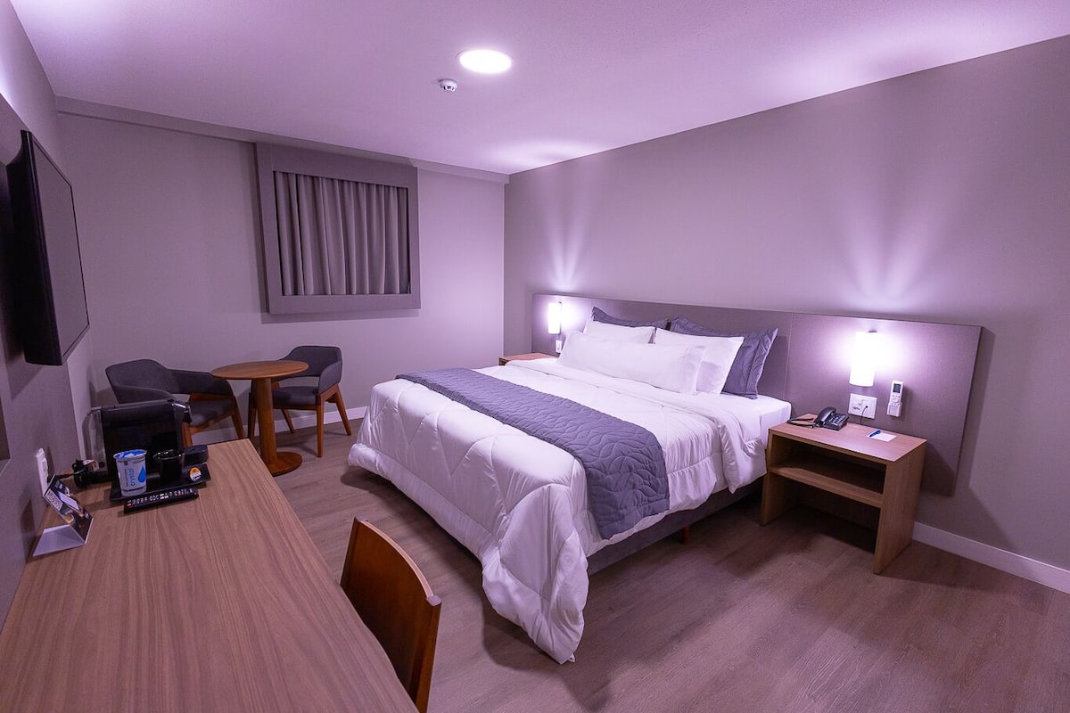 Deluxe kamer | 1 slaapkamer, een minibar, een kluis op de kamer, een bureau