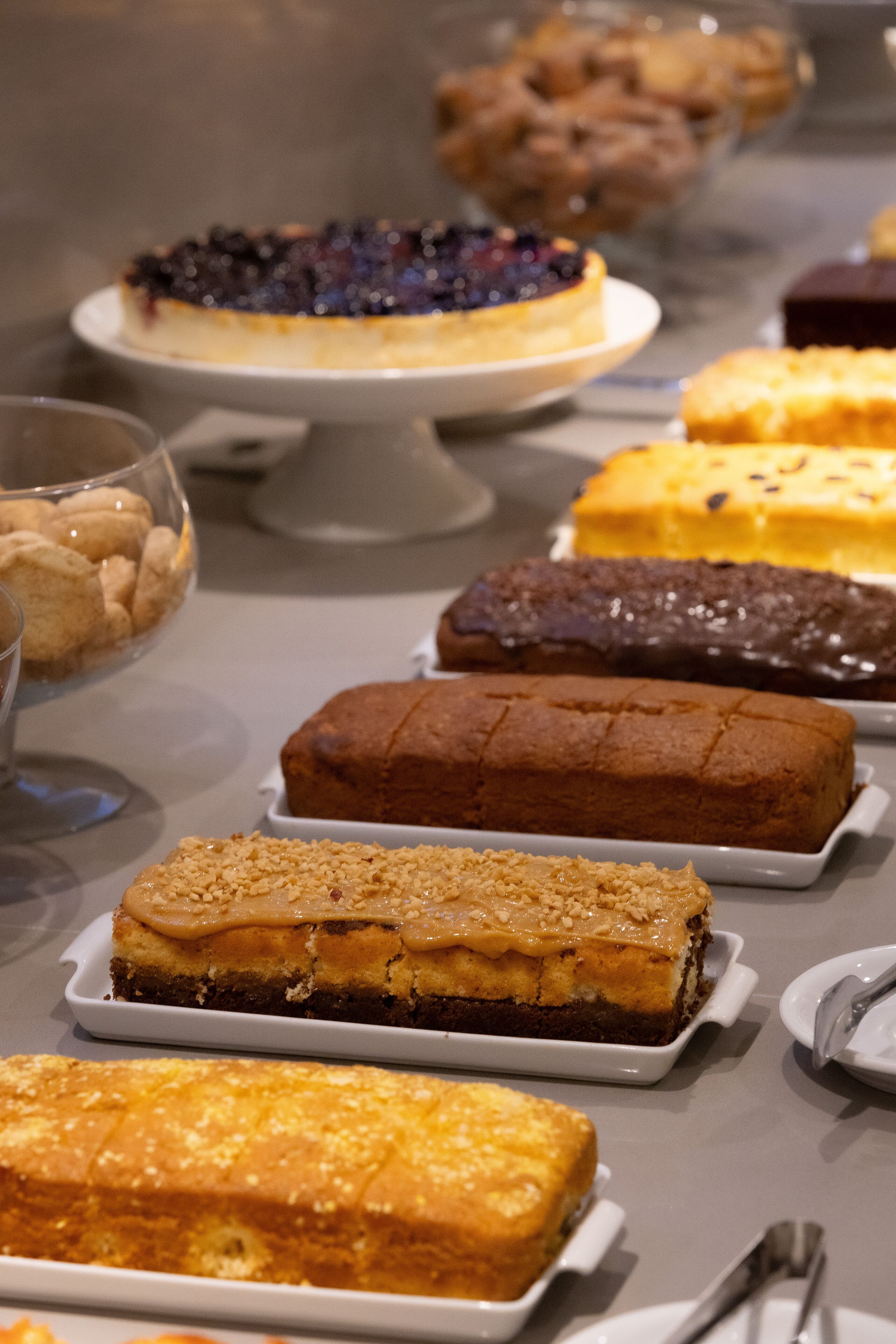 Una variedad de postres sobre una mesa.
