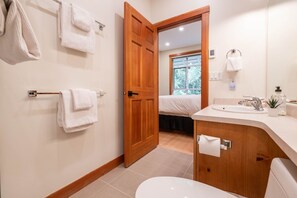 Badewanne, Haartrockner, Handtücher