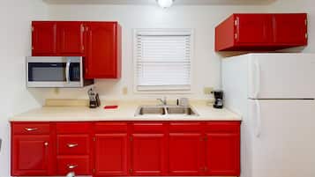 Refrigerador, microondas, cafetera y tetera y tostadora