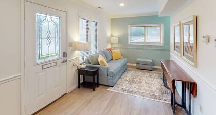 Cozy Bloomington IU Campus Getaway for 2!