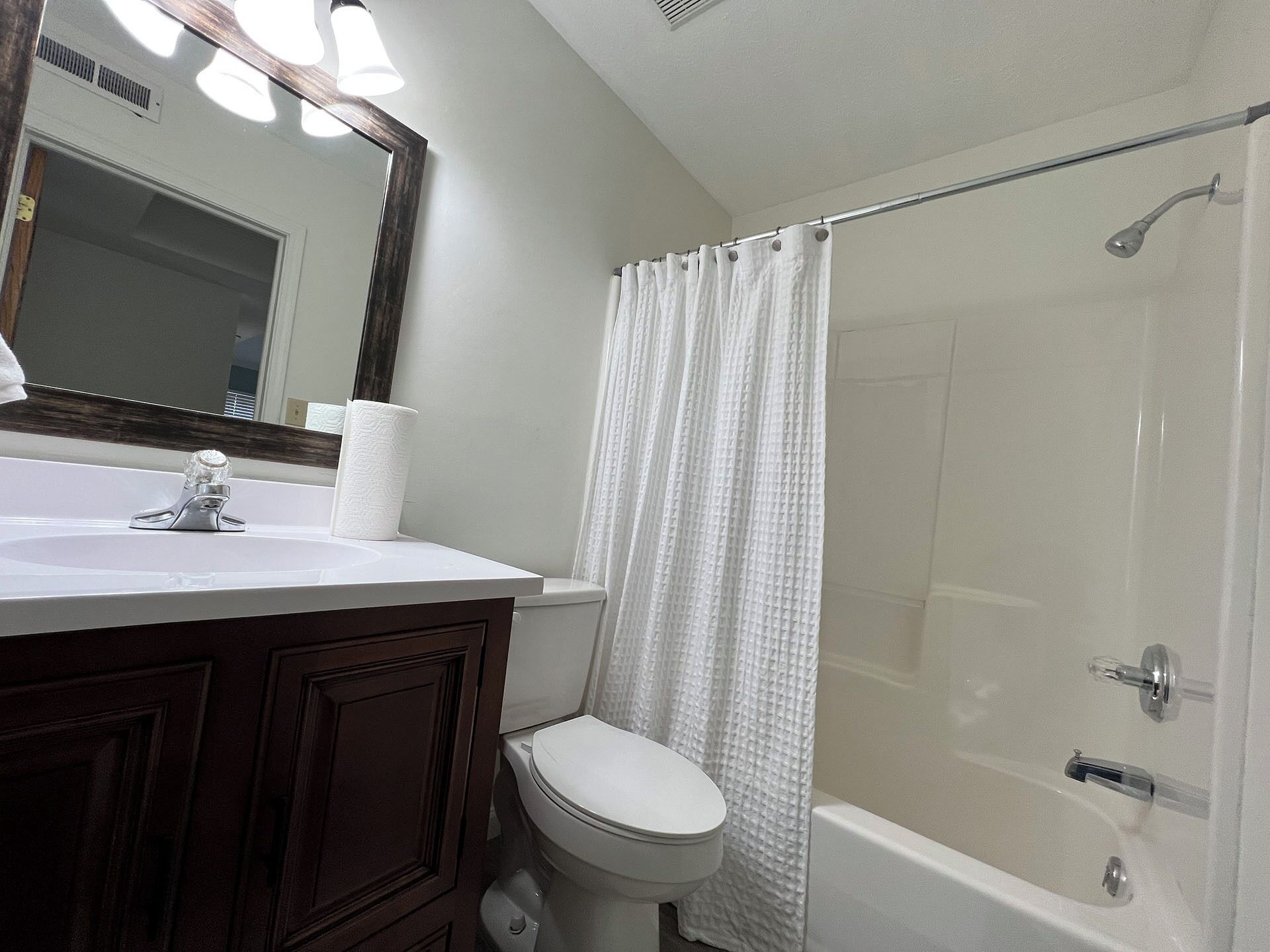 Ensemble douche/baignoire, sèche-cheveux, serviettes fournies