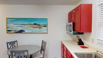 Réfrigérateur, micro-ondes, cafetière/bouilloire, grille-pain