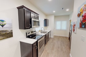 Fridge, microwave, oven, stovetop - New! 3BR 2BA IU Campus Getaway for up to 6! Right by IU Athletics! (Bloomington)