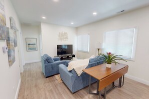 Smart TV, offices - New! 3BR 2BA IU Campus Getaway for up to 6! Right by IU Athletics! (Bloomington)