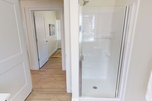 Een douche, een haardroger, handdoeken