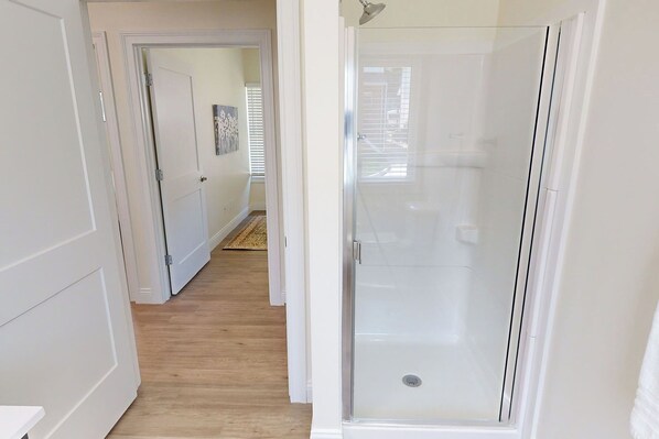 Douche, sèche-cheveux, serviettes fournies