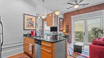 Frigorífico, microondas, horno y placa de cocina