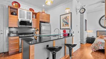 Frigorífico, microondas, horno y placa de cocina