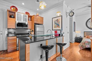 Réfrigérateur, four à micro-ondes, un four, surface de cuisson