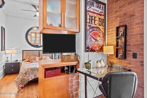 1 soverom, skrivebord, strykejern/-brett og wi-fi (inkludert)