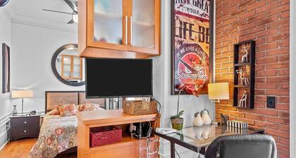 Wonderful condo in historic downtown Wilmington; Pet Friendly; Walk Everywhere!