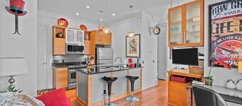 Wonderful condo in historic downtown Wilmington; Pet Friendly; Walk Everywhere!