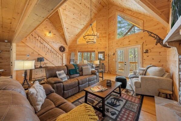 TV, fireplace - Firepit S'mores, Movie Nights, Swims, Mini-Golf, & Fishing in Riverside Resort - Bucks Bear Lodge (Ellijay)