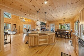 Interior - Firepit S'mores, Movie Nights, Swims, Mini-Golf, & Fishing in Riverside Resort - Bucks Bear Lodge (Ellijay)