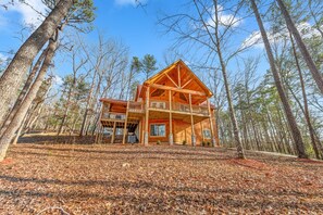 Exterior - Firepit S'mores, Movie Nights, Swims, Mini-Golf, & Fishing in Riverside Resort - Bucks Bear Lodge (Ellijay)