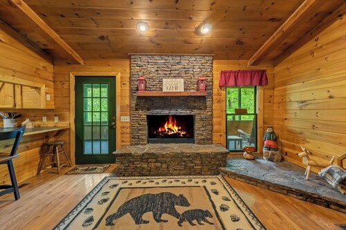 Park Hollow - Explore the nearby river and soak in the hot tub!