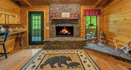 Park Hollow - Explore the nearby river and soak in the hot tub!