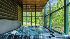 Un bain à remous avec vue sur une zone boisée.
