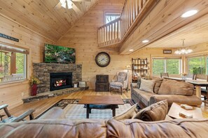 TV, fireplace, video games - Firefly Cabin - Hot Tub, Firepit & Pet Friendly! (Mineral Bluff)
