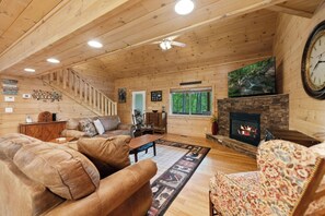 TV, fireplace, video games - Firefly Cabin - Hot Tub, Firepit & Pet Friendly! (Mineral Bluff)