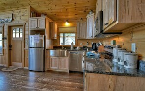 Fridge, microwave, oven, stovetop - Carters' Cozy Cabin - Relax or Roam 13 Acres! (Blue Ridge)
