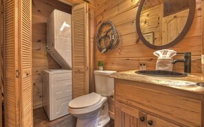 Combined shower/tub, towels