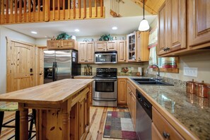 Fridge, microwave, oven, stovetop - Swim, Play Tennis, Roast Marshmallows & Fish in Coosawattee River Resort - Dragon's Den (Ellijay)